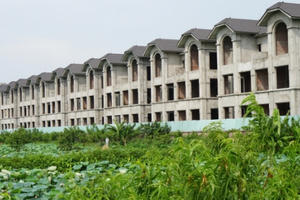 Vì sao hơn 40 căn biệt thự triệu đô bị hoang hóa ở hồ Tây?