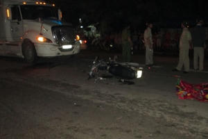 Bình Dương: Va chạm với xe container, nam thanh niên tử vong tại chỗ Bình Dương: Va chạm với xe container, nam thanh niên tử vong tại chỗ