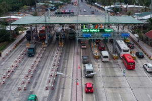 Bản tin Giao thông Plus: Xe quần nát đường vì né trạm thu phí  Bắc Thăng Long - Nội Bài