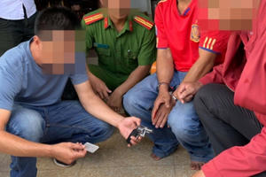 Bắt quả tang đối tượng bán ma túy và tàng trữ "hàng nóng"