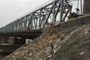 Cận cảnh những vết nứt to hơn gang tay tại mố cầu Đuống