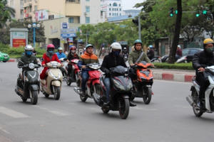 Người dân Thủ đô co ro trong cái lạnh đầu mùa