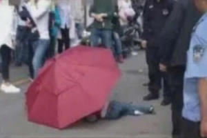 Bé trai cầm ô nhảy từ tầng 5 xuống đất