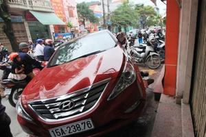 Nữ tài xế đạp nhầm chân ga khiến ôtô cuốn 5 xe máy