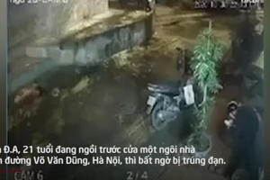 Video: Ghi lại khoảnh khắc nam sinh viên ĐH Giao thông Vận tải trúng đạn gục tãi chỗ