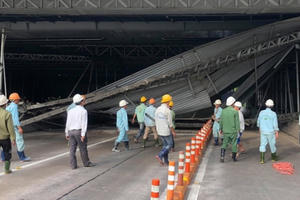 Sập giàn giáo trước hầm Thủ Thiêm, giao thông ùn tắc cục bộ