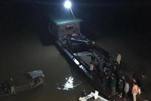 Yên Bái: Lùi xe ô tô rơi xuống sông Hồng, 2 cán bộ BV Đa khoa tỉnh Yên Bái tử vong