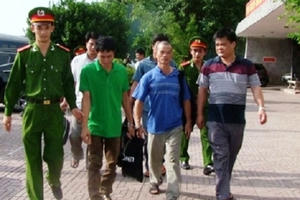 Thanh Hóa: Dẫn giải 4 đối tượng truy nã về Trại tạm giam Công an tỉnh