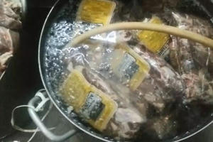 TP Hồ Chí Minh: Phát hiện hơn một tấn thịt trâu Ấn Độ chuẩn bị được phù phép thành thịt bò