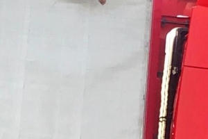 Ảnh sốc về người nhập cư chen chúc giành lỗ thở trên thùng xe trước vụ phát hiện 39 thi thể tử vong