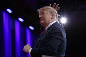 Ông Trump bị tố tự chứng thực sức khỏe