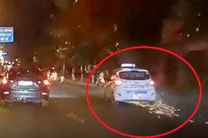 Clip: “Xe điên” gây tai nạn kinh hoàng, kéo lê xe máy tóe lửa trên đường