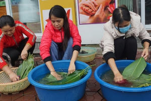 Người dân góp gạo thịt, xuyên đêm nấu bánh chưng cứu trợ đồng bào vùng lũ