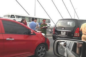 Tai nạn liên hoàn trên cầu Nhật Tân, giao thông bị ùn tắc nghiêm trọng