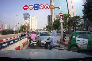 Hà Nội xử nghiêm hàng loạt xe đi ngược chiều trên cầu vượt Hoàng Minh Giám