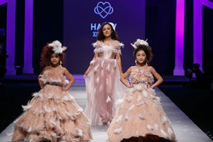 MC Hoài Anh và bản sao Bảo Anh chinh phục hàng ngàn khán giả tại VIFW 2018