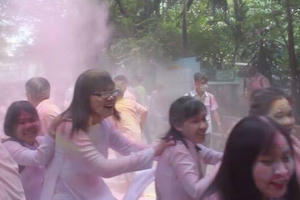 Sự thật vụ học sinh ném bột mầu vào cổng trường sau lễ tri ân thầy cô