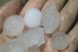 Nóng: Mưa đá rơi trắng đường ở Huế