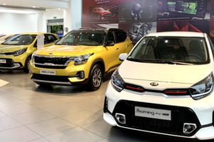 Mua ô tô gần Tết: Khách mòn mỏi chờ xe, sẵn sàng chịu đắt hơn 50 triệu đồng