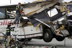 Xe buýt đâm xe container ở Mỹ, 44 người thương vong