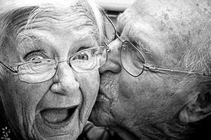 Chuyện ấy ấy của người già - sao lại định kiến