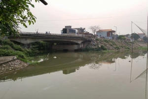 Nam Định: Nữ sinh 15 tuổi nhảy cầu Vòi tự tử