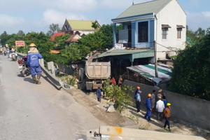Xe đầu kéo lao vào nhà dân bên đường tông chủ nhà nhập viện