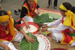Tưng bừng "Hội thi gói bánh chưng bánh giầy 2016"