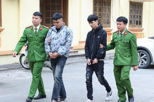 Dùng mạng xã hội dụ dỗ trẻ vị thành niên, bán vào quán karaoke để trục lợi