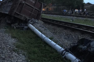 Tàu hỏa lại trật bánh khỏi đường ray ở Nghệ An, toa tàu lật nghiêng Tàu hỏa lại trật bánh khỏi đường ray ở Nghệ An, toa tàu lật nghiêng