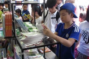 Phố sách Hà Nội thu hút khách dịp nghỉ lễ