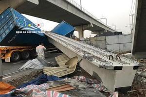 TP HCM: Xe container kéo sập cầu bộ hành trước cổng Suối Tiên