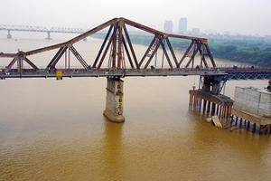 Hà Nội: Phát hiện vật thể nghi là bom gần cầu Long Biên