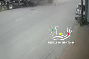 [Clip]:  Ôtô 7 chỗ bất ngờ lấn làn tông trực diện xe tải khiến 3 người bị thương