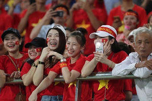 Báo chí châu Á choáng với CĐV Việt Nam ở trận mở màn