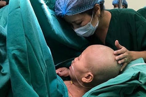 Sản phụ ung thư giai đoạn cuối tỉnh lại, rơi nước mắt khi nhìn thấy ảnh con