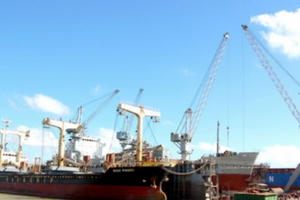 Hải Phòng: 4 công nhân bị thương nặng sau tiếng nổ lớn tại nhà máy đóng tàu Phà Rừng