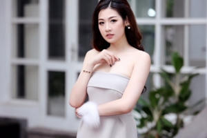 Á hậu Tú Anh khoe ngực đầy với đầm quây