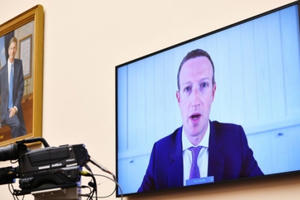 CEO Google, Twitter, Facebook bị ‘nướng chín’ trong phiên điều trần trước Thượng viện Mỹ CEO Google, Twitter, Facebook bị ‘nướng chín’ trong phiên điều trần trước Thượng viện Mỹ