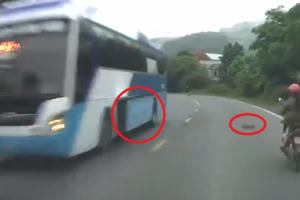 Gặp "vật thể lạ" bay ra từ chiếc xe khách khiến cô gái suýt mất mạng