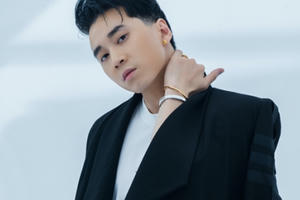 Karik nhận nút vàng YouTube sau 4 năm