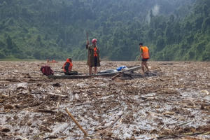 CLIP: Cây rừng phủ kín hồ Sông Tranh 2, lực lượng cứu hộ... đi trên mặt nước