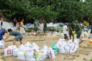 Quân đội giúp người dân miền Trung ứng phó mưa bão