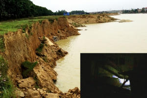 Hà Nội: "Cát tặc" ngang nhiên lộng hành ảnh hưởng nghiêm trọng đê bao