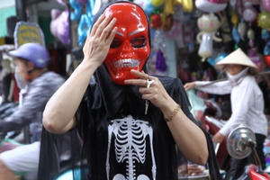 Người dân háo hức mua sắm trang phục chuẩn bị cho lễ hội Halloween 2016
