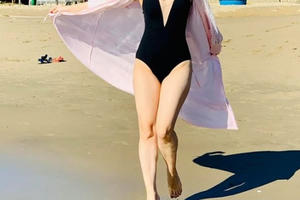 Khánh Thi 'đốt mắt' người nhìn với bikini cắt xẻ gợi cảm