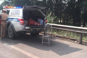 Chiến sỹ CSGT bị xe máy tông trên cao tốc Hà Nội - Thái Nguyên đã tử vong Chiến sỹ CSGT bị xe máy tông trên cao tốc Hà Nội - Thái Nguyên đã tử vong