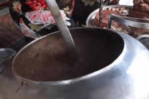 Khách Tây điển trai thích thú thử ăn cháo lòng bình dân của Việt Nam