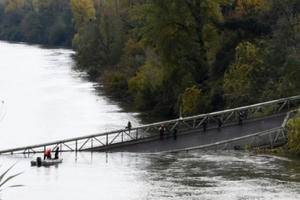 Sập cầu treo tại Pháp có thể do quá trọng tải