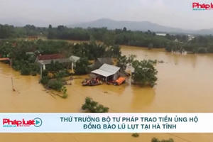 Thứ trưởng Bộ Tư pháp Nguyễn Thanh Tịnh trao tiền ủng hộ đồng bào bão lụt tại Hà Tĩnh